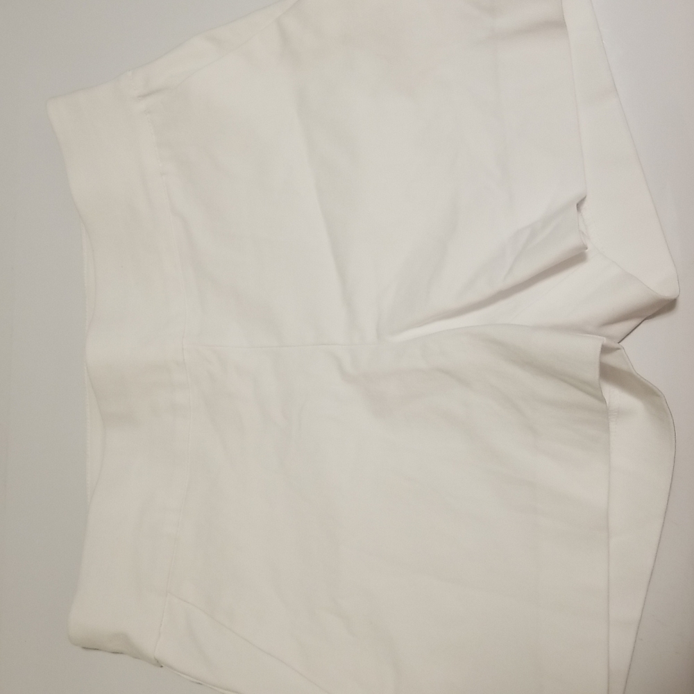 White medium new York and company stretch short
